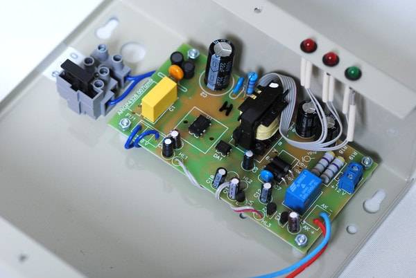 Источник вторичного электропитания резервированный ИВЭПР-1220С (ББП-20С)