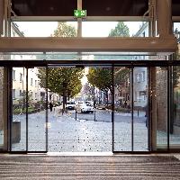 Автоматическая раздвижная дверь dormakaba TST FLEX, двухстворчатая телескопическая, стеклопакет 22мм Автоматическая раздвижная дверь dormakaba TST FLEX, двухстворчатая телескопическая, стеклопакет 22мм