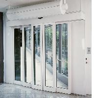 Автоматическая раздвижная дверь dormakaba TST FLEX, двухстворчатая телескопическая, с боковым экраном Автоматическая раздвижная дверь dormakaba TST FLEX, двухстворчатая телескопическая, с боковым экраном