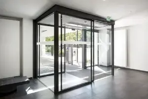 Автоматическая раздвижная дверь dormakaba ST FLEX, одностворчатая, с кнопкой K3