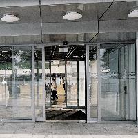 Автоматическая раздвижная дверь dormakaba ST FLEX, двухстворчатая, с кнопкой K3 Автоматическая раздвижная дверь dormakaba ST FLEX, двухстворчатая, с кнопкой K3