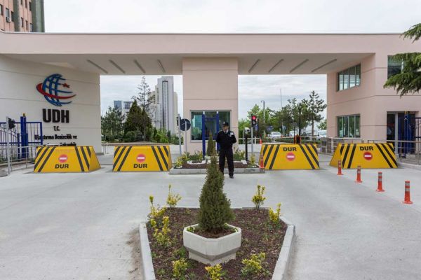 Блокиратор дорожный гидравлический RB 600 (RB-40F60-2p) с двумя гидроцилиндрами, длина 4000 мм