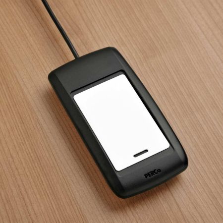 Настольный контрольный считыватель PERCo IR15.3 карт EMM/HID Настольный контрольный считыватель PERCo IR15.3 карт EMM/HID