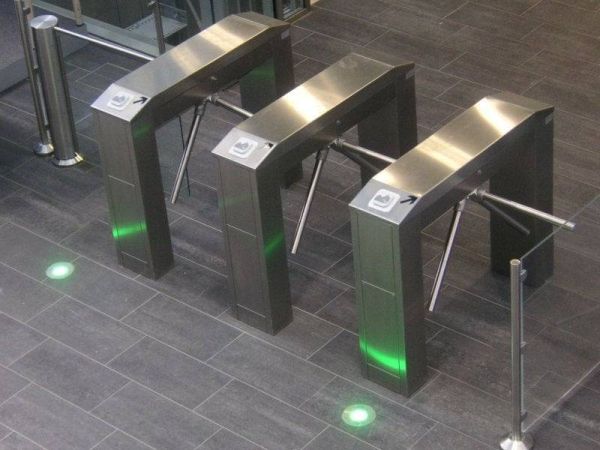 Трехштанговый тумбовый турникет-трипод Gotschlich Modul Cross 3-Arm