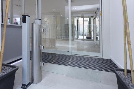 Моторизованная калитка Magnetic mSwing с стеклянной створкой 994x1000 мм