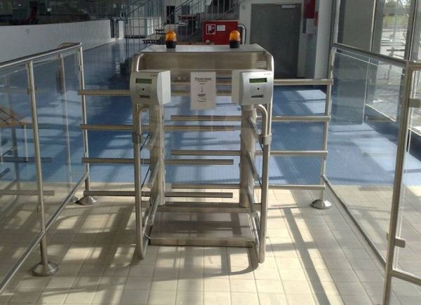 Двухпроходный роторный четырехлопастной полуростовой турникет Gotschlich Vario 1100 D-90