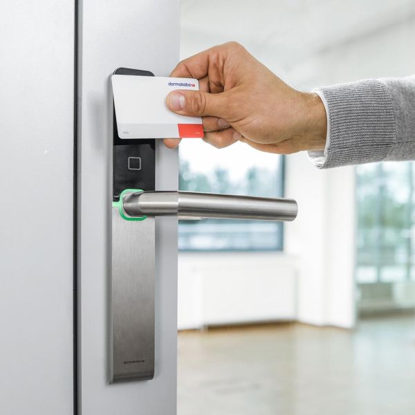 Электронный замок dormakaba c-lever air (черный, узкий, offline, 72 мм, левый, ручки OGRO8906, шток 8 мм)