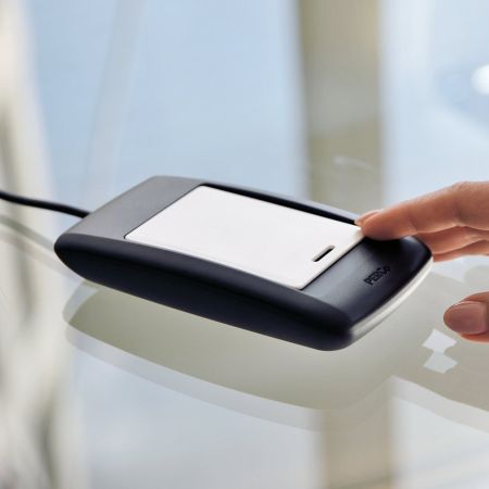 Настольный контрольный считыватель PERCo IR15.3 карт EMM/HID Настольный контрольный считыватель PERCo IR15.3 карт EMM/HID