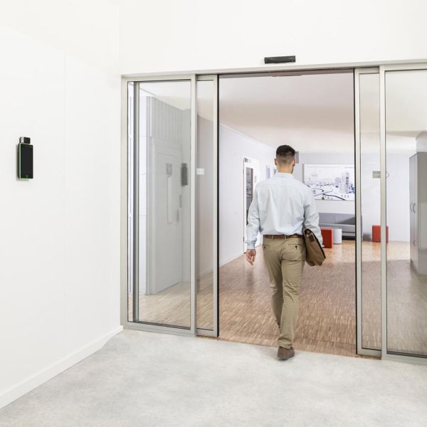 Биометрический терминал dormakaba 9160 по распознаванию лиц и измерению температуры