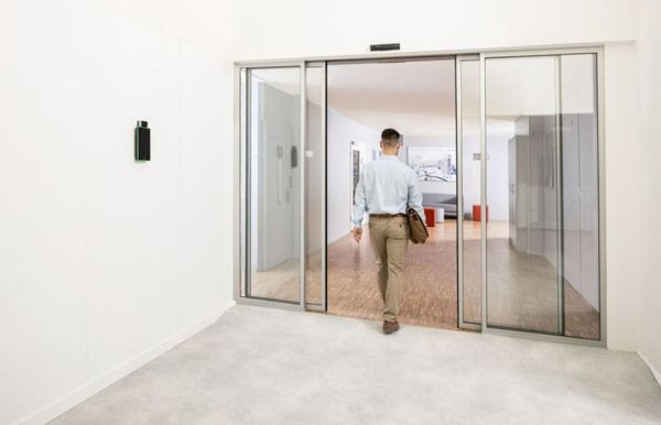 Автоматическая раздвижная дверь dormakaba ST FLEX, двухстворчатая Автоматическая раздвижная дверь dormakaba ST FLEX, двухстворчатая