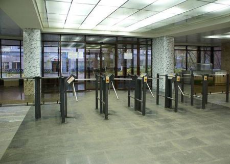 Турникет-трипод PERCo-TTR-04.1R из окрашенной стали, светло-бежевый (с планками Антипаника)