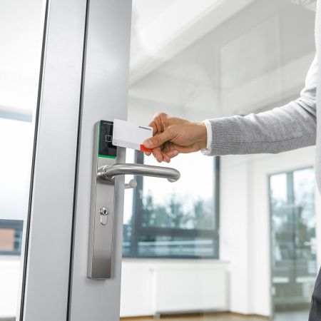 Электронный замок dormakaba c-lever pro (белый, узкий, offline, 92 мм, левый, ручки HL, шток 9 мм)