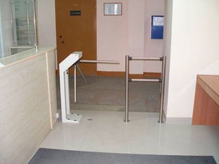 Турникет-трипод PERCo-T-5 из окрашенной стали (с планками черного цвета)