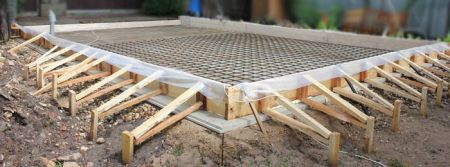 Деревянная опалубка с армированием и комплектующими для терминала оплаты