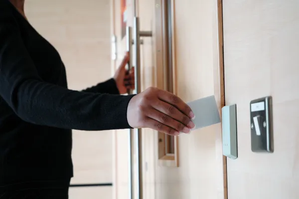 Система учета рабочего времени по карте на базе контроллера Hikvision на 1 дверь