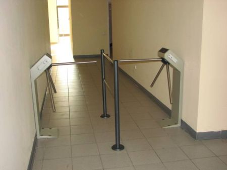 Турникет-трипод PERCo-TTR-04.1G из окрашенной стали, темно-серый (с планками Антипаника)