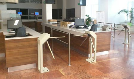 Турникет-трипод PERCo-T-5 из окрашенной стали (с планками черного цвета)