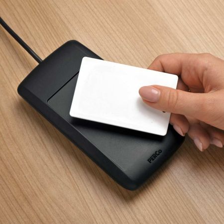 Настольный контрольный считыватель PERCo IR15.3 карт EMM/HID Настольный контрольный считыватель PERCo IR15.3 карт EMM/HID