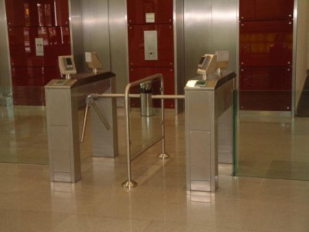 Трехштанговый тумбовый турникет-трипод Gotschlich Modul Cross 3-Arm (6MCR3AEC)