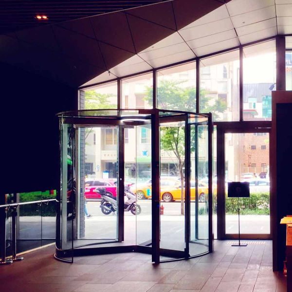 Карусельные двери dormakaba ATRIUM FLEX