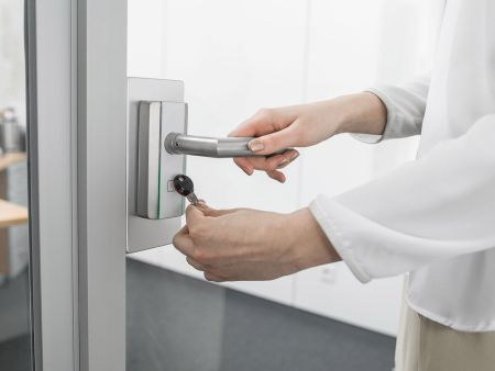 Электронный замок dormakaba c-lever compact